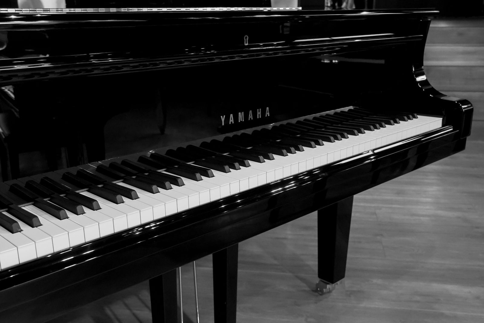 Piano à queue de marque vu de profil, noir et blanc
