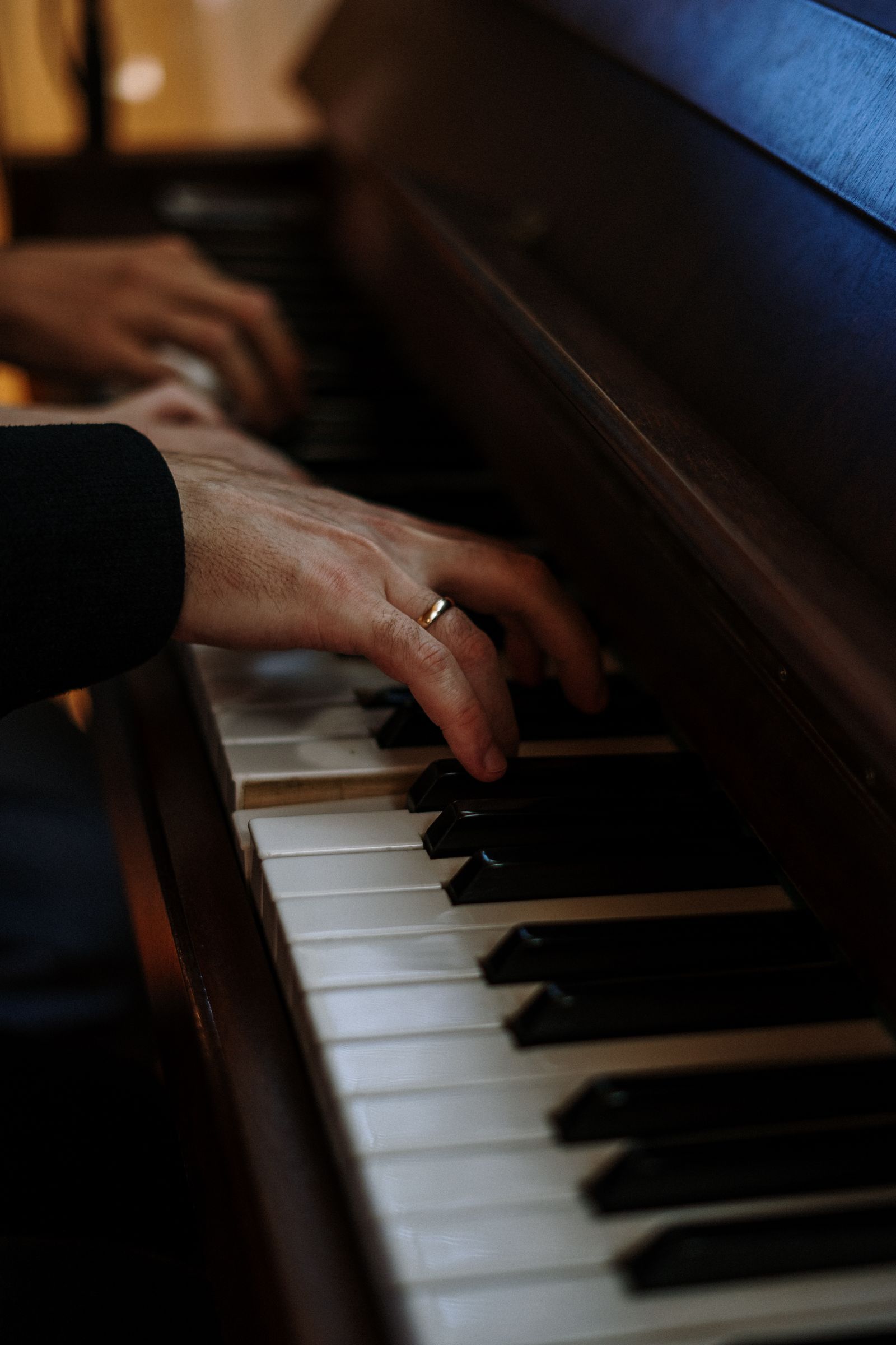 Piano numérique d'entrée de gamme joué à la maison
