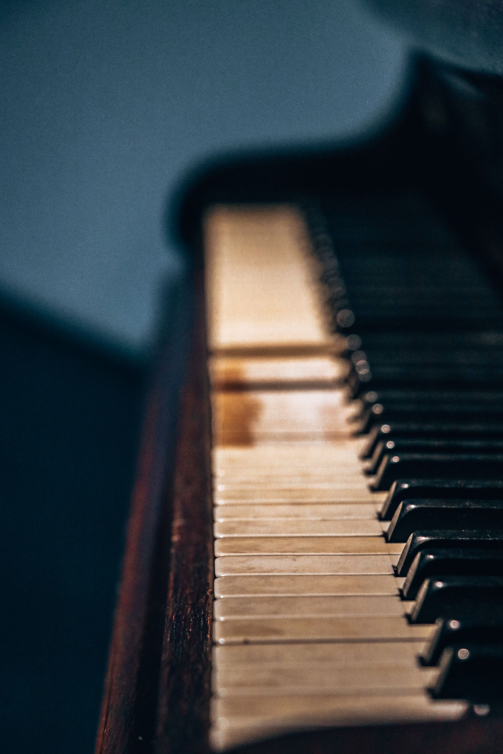 Touches en ivoire usées d'un piano ancien