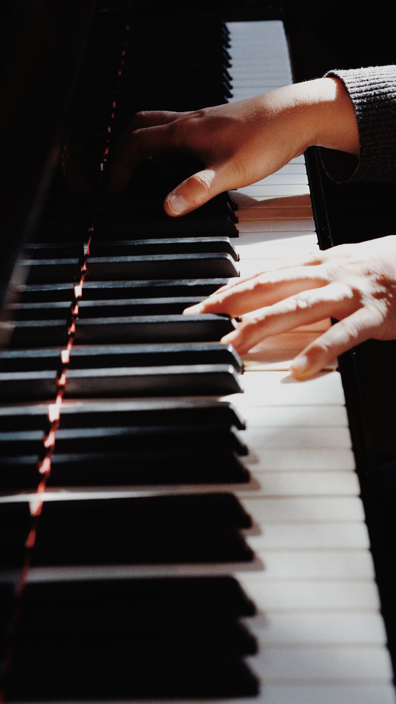 Mains jouant du piano illustrant l'apprentissage dans la durée