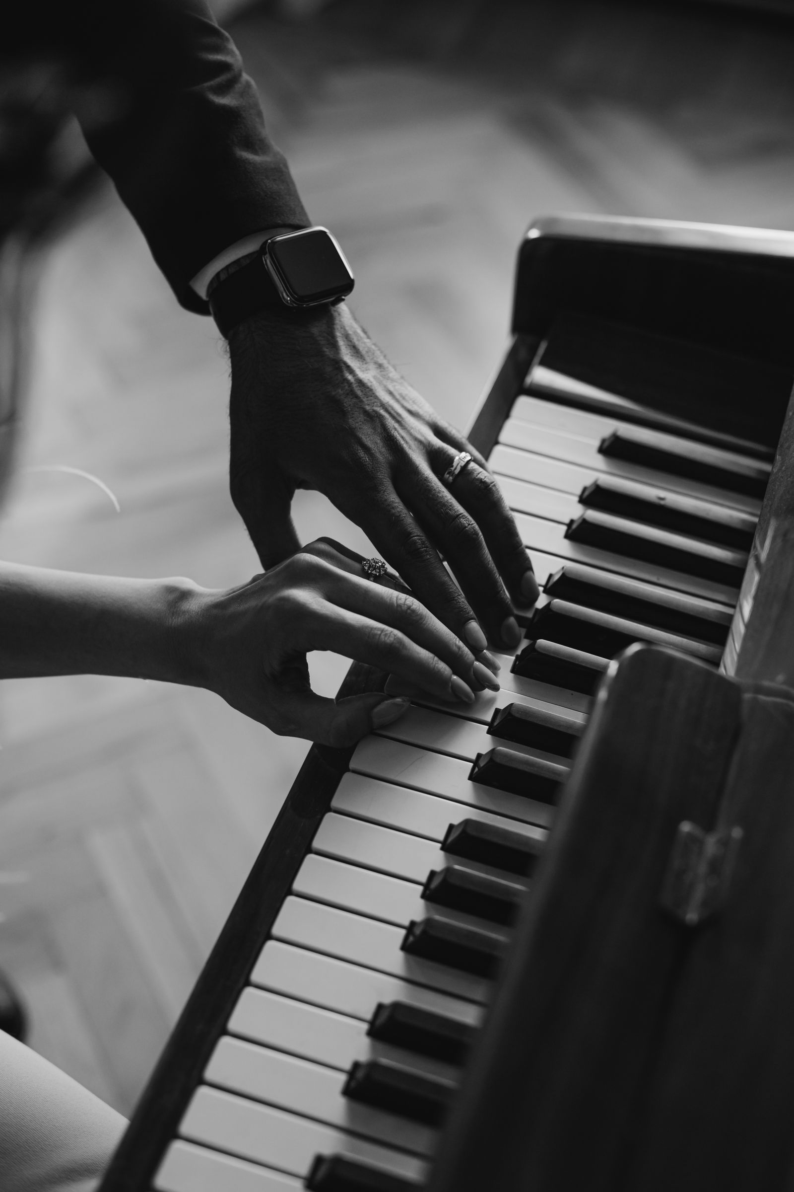 Deux personnes jouant ensemble sur un clavier