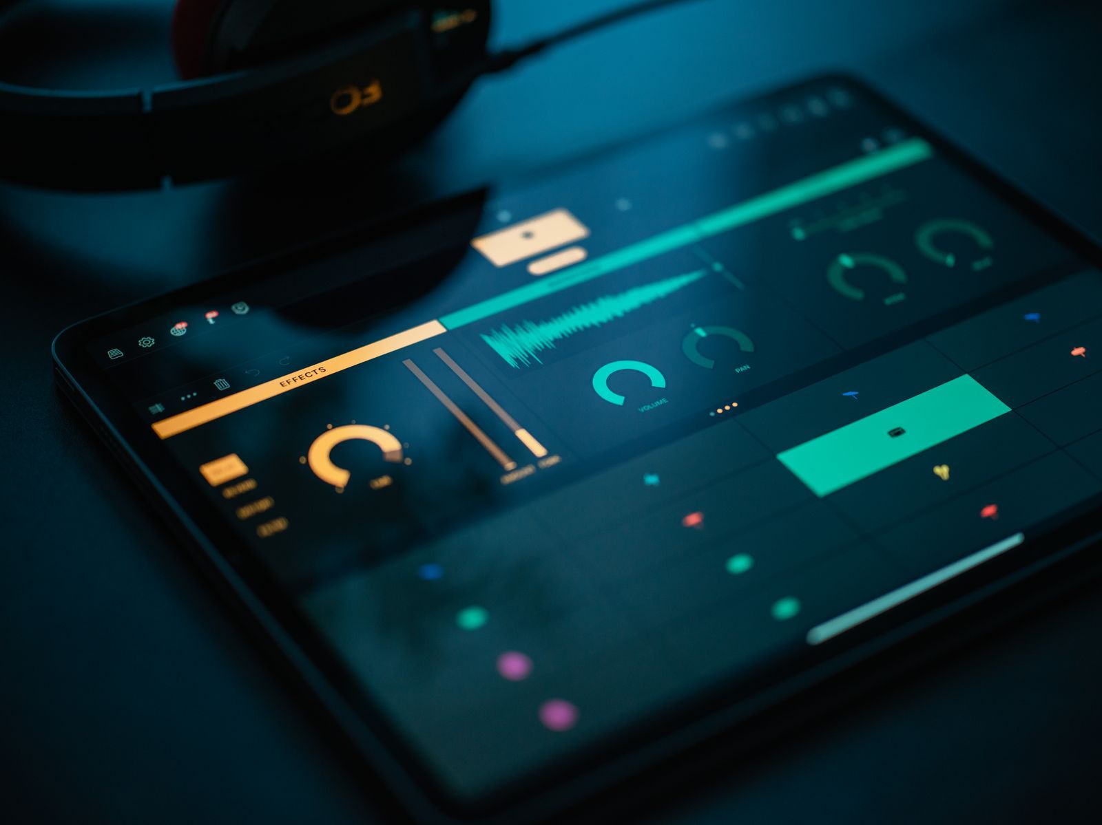 Tablette affichant une application de musique posée près d'un casque