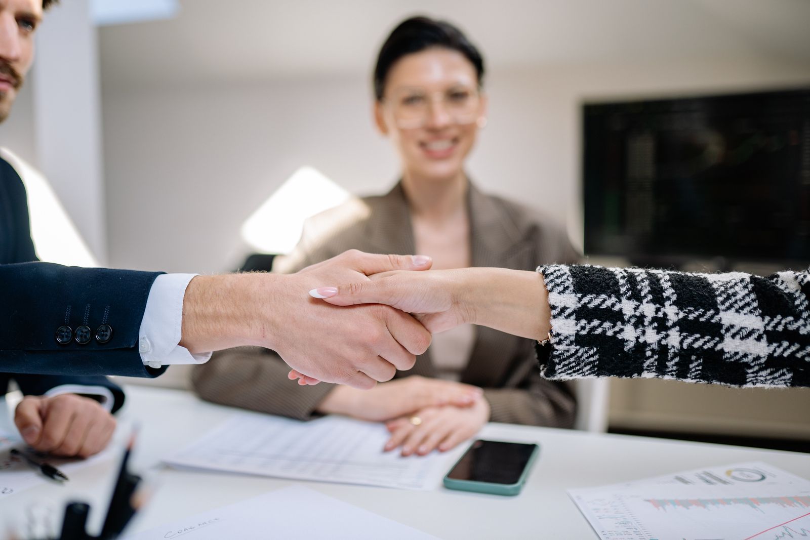 Poignée de main entre deux personnes concluant un accord commercial
