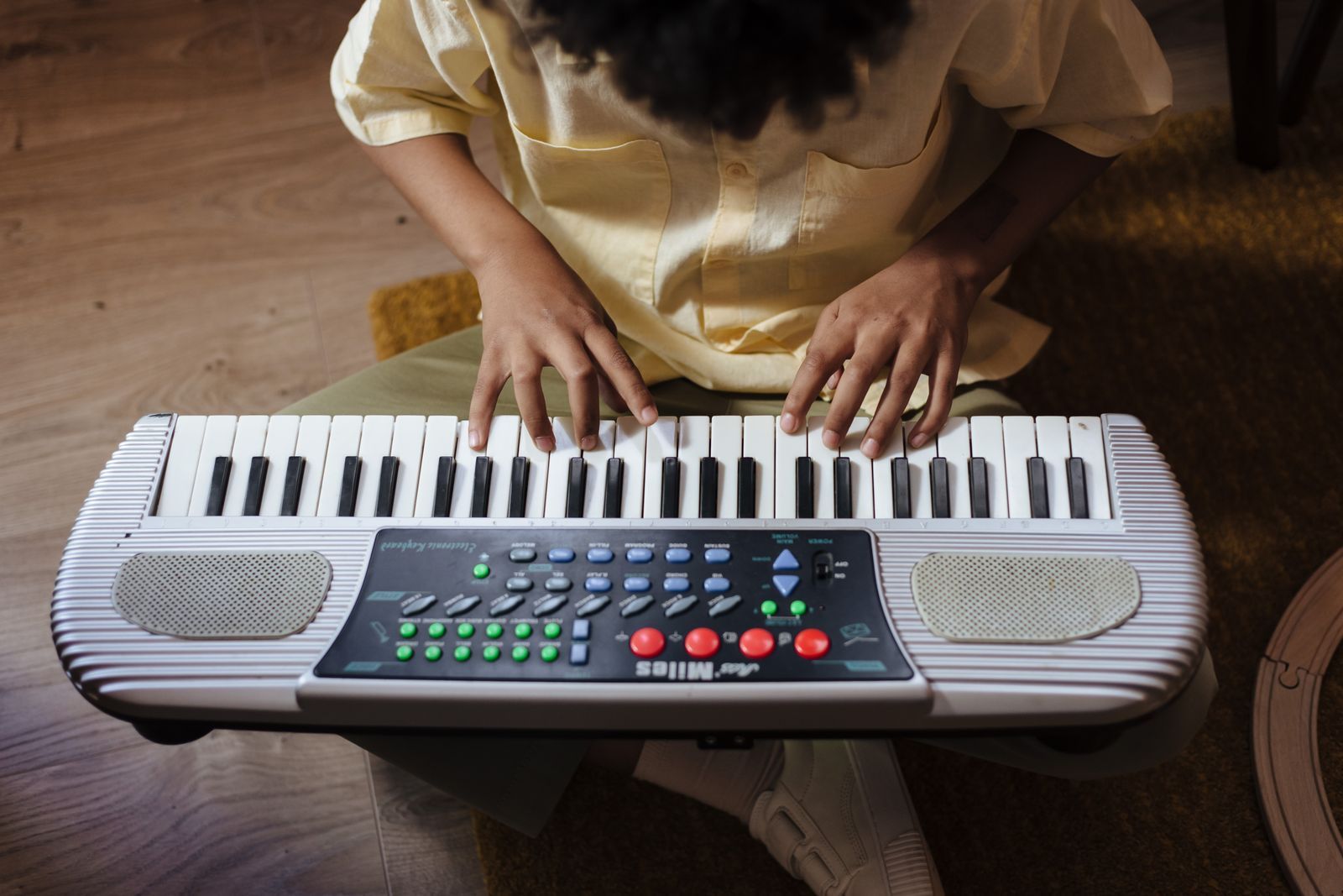 Un jeune enfant jouant sur un petit clavier blanc