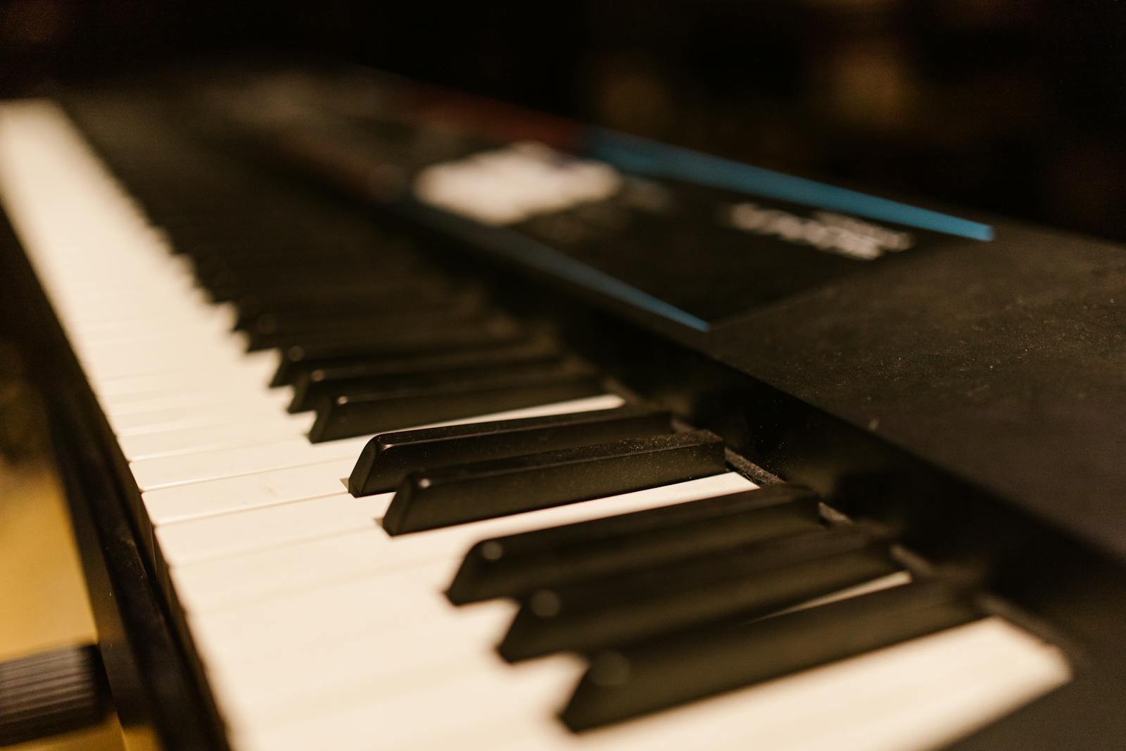 Gros plan sur les touches d'un piano numérique d'entrée de gamme
