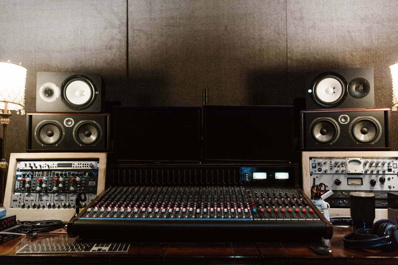 Console de mixage et enceintes de monitoring dans un studio d'enregistrement