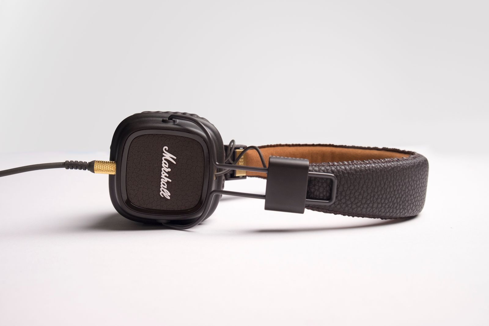 Casque audio circum-aural à arceau métallique sur fond clair