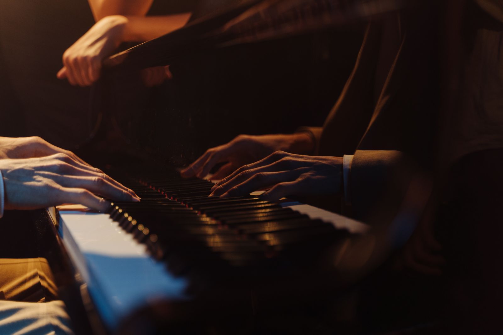 Mains sur un clavier dans une ambiance feutrée