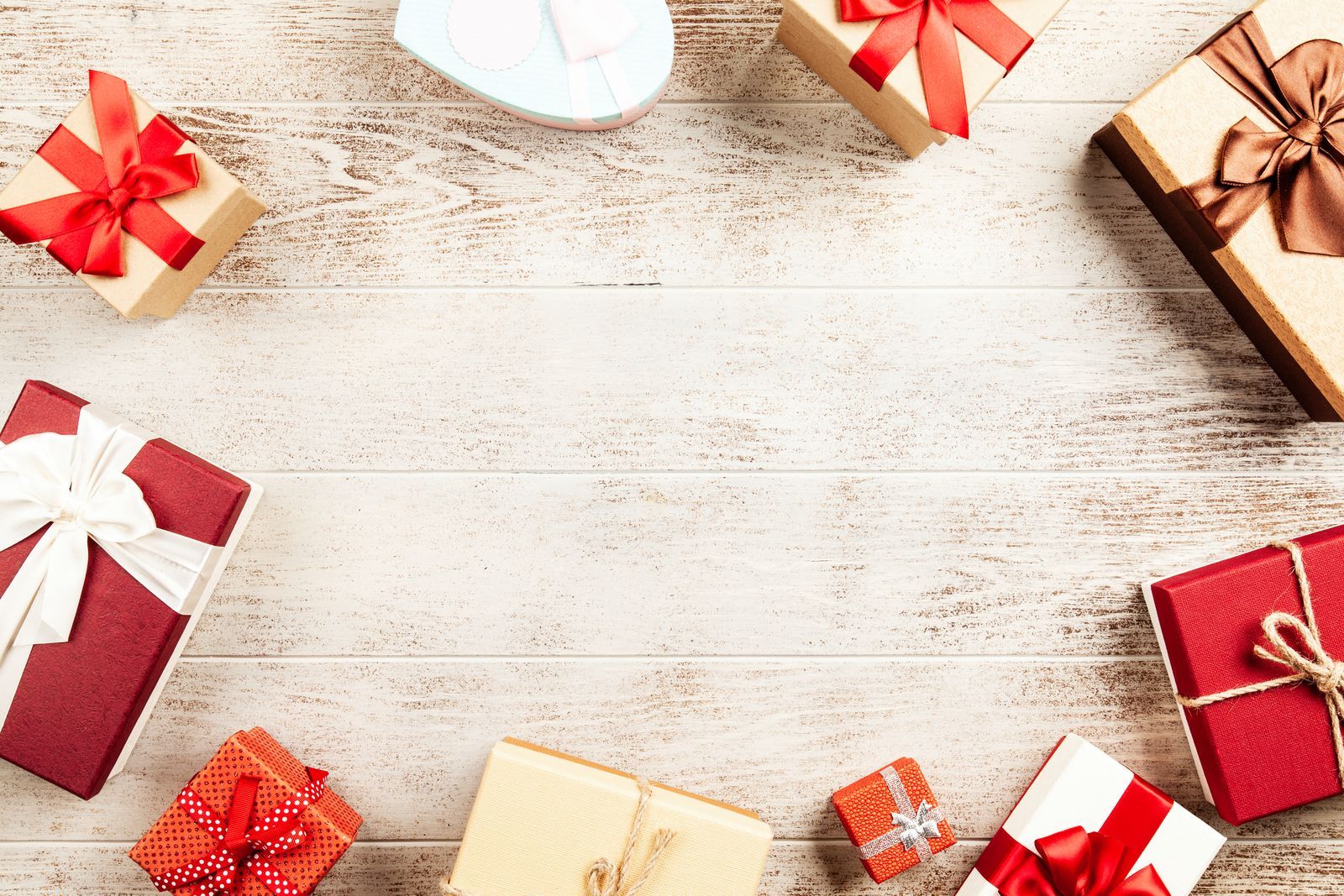 Boîtes cadeaux disposées sur un fond en bois clair
