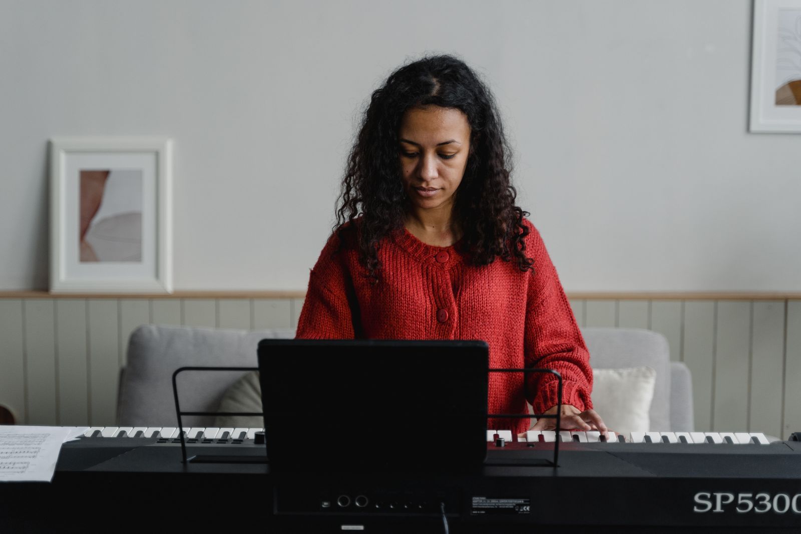 Mains d'un pianiste autodidacte sur les touches d'un piano numérique