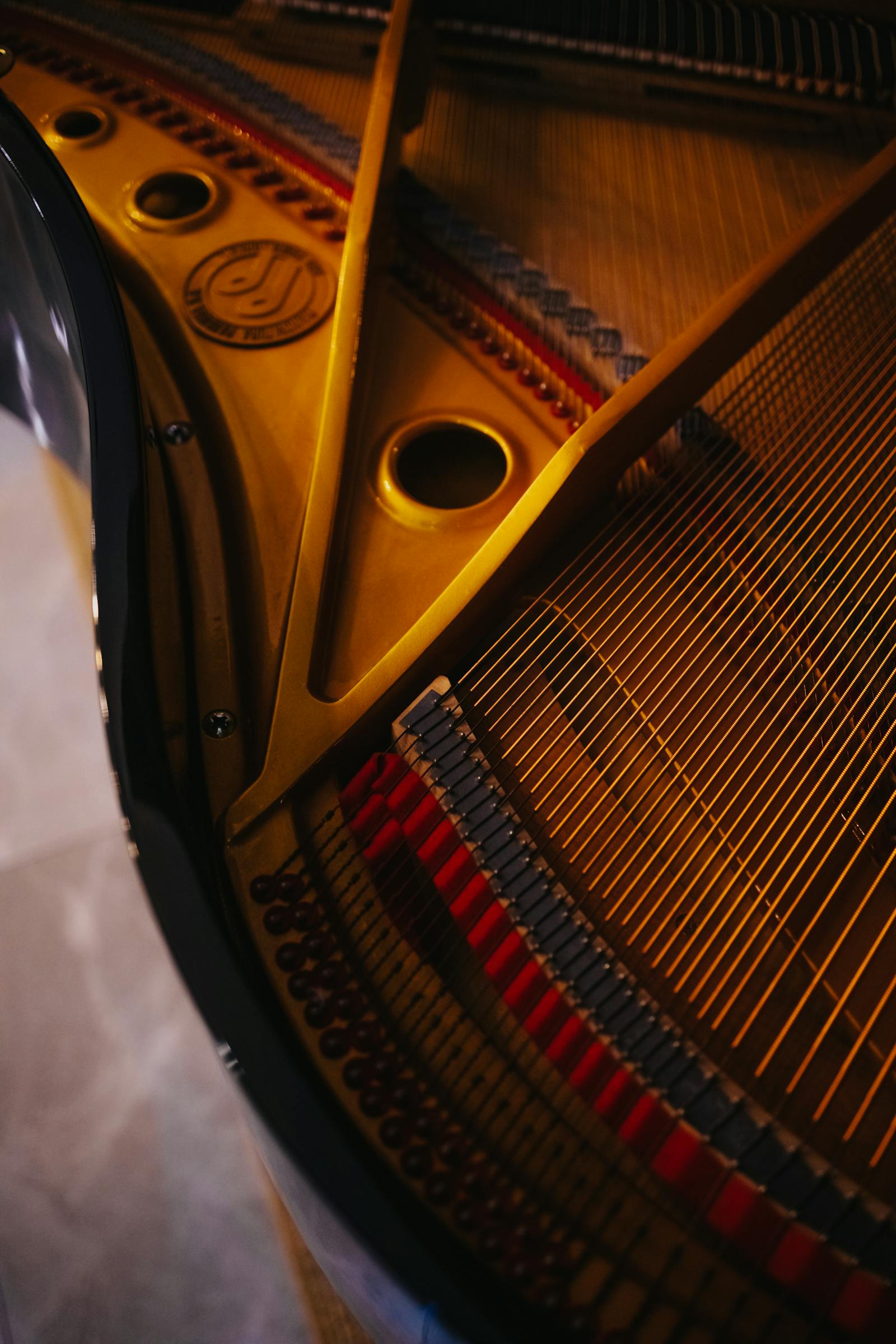 Piano à queue acoustique et piano numérique côte à côte