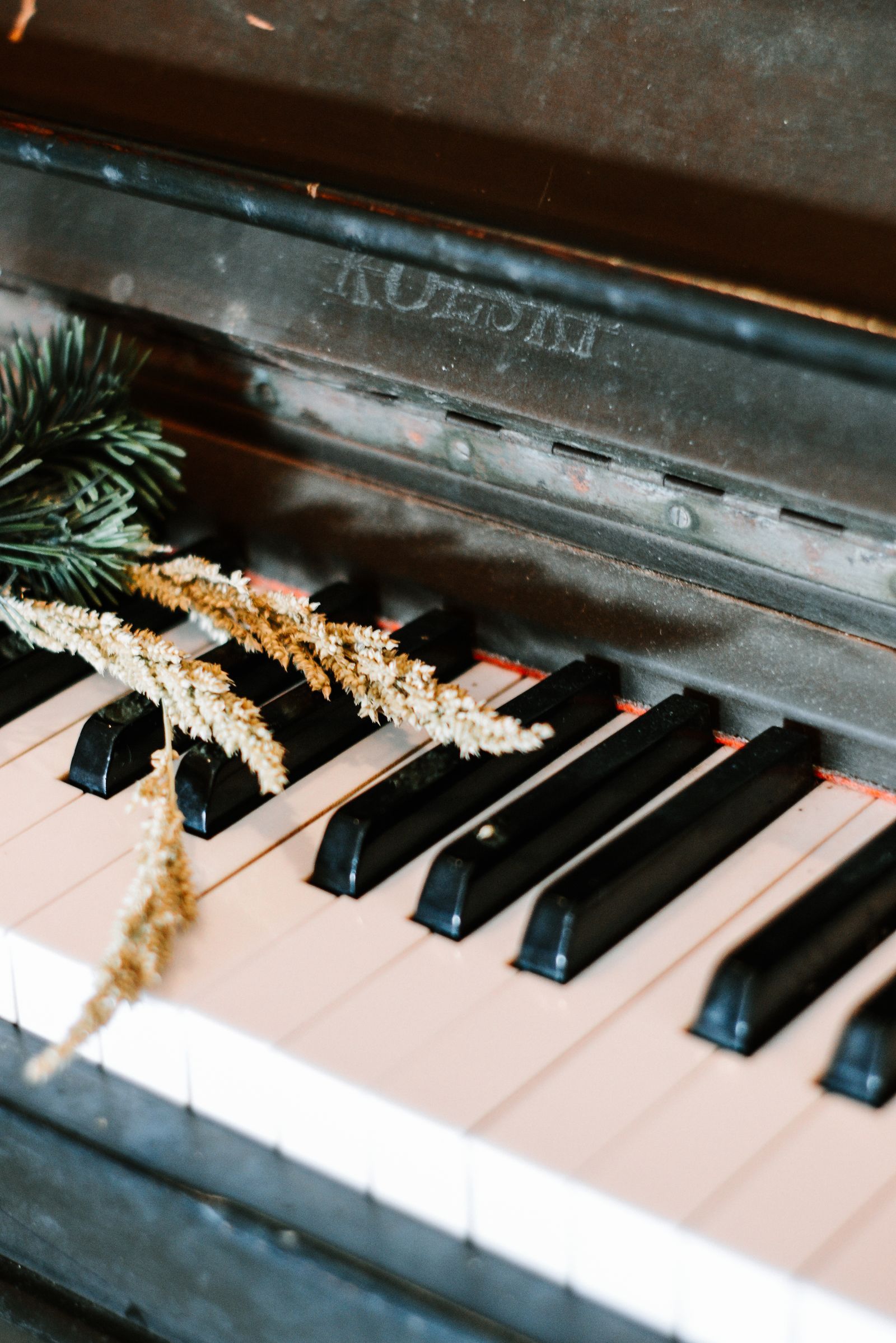 Vieux piano poussiéreux illustrant l'importance d'un entretien régulier