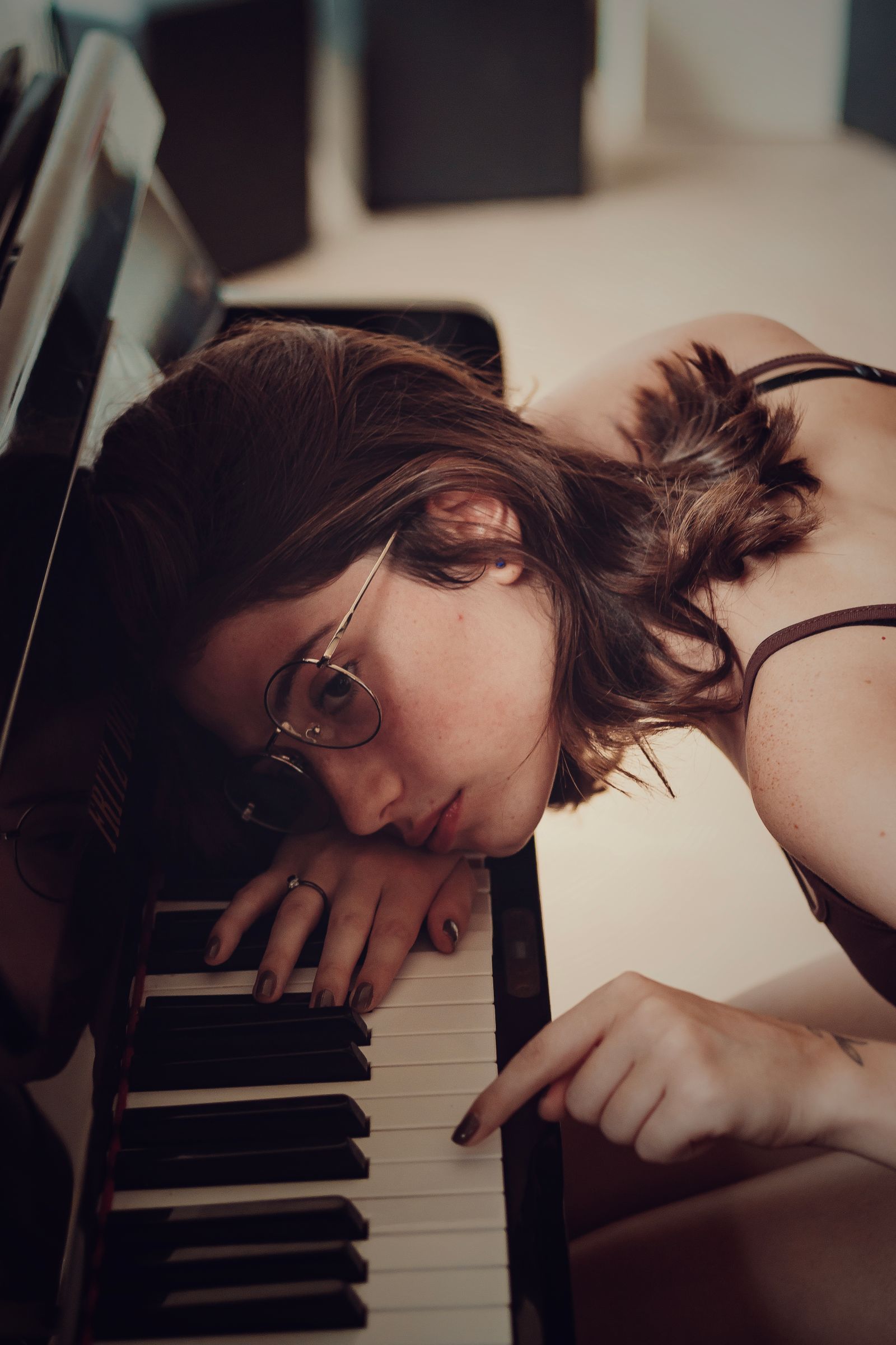 Gros plan sur les mains d'une pianiste au clavier
