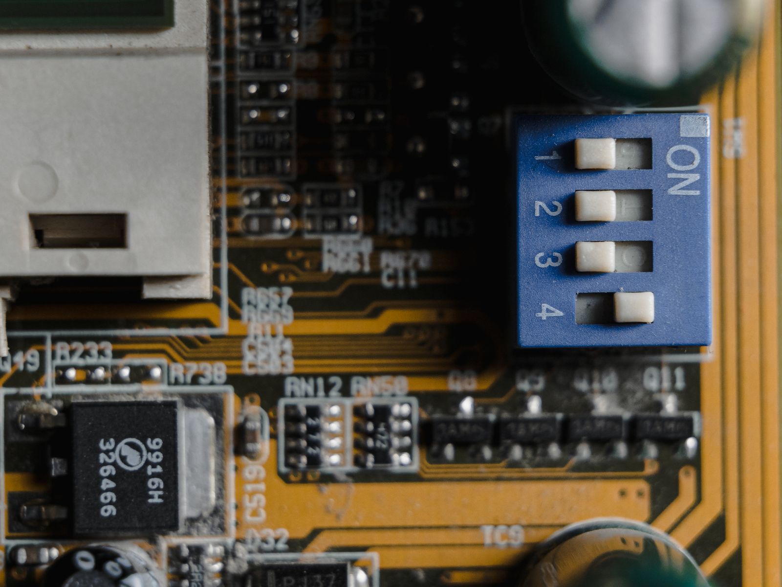 Gros plan sur un circuit imprimé électronique avec interrupteurs de configuration