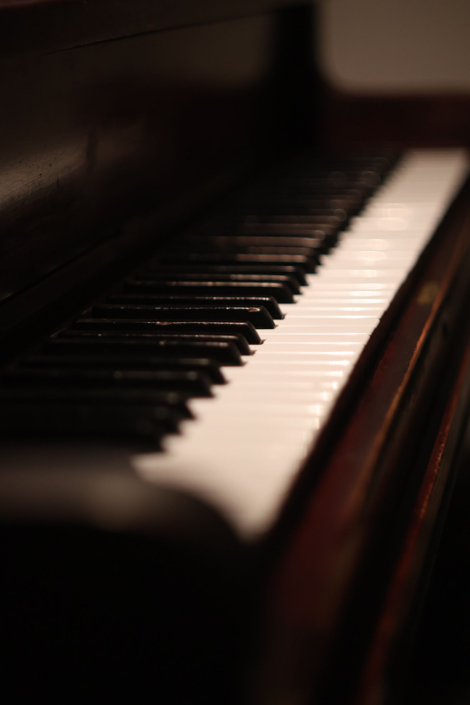 Clavier de piano vu sur toute sa longueur montrant ses octaves