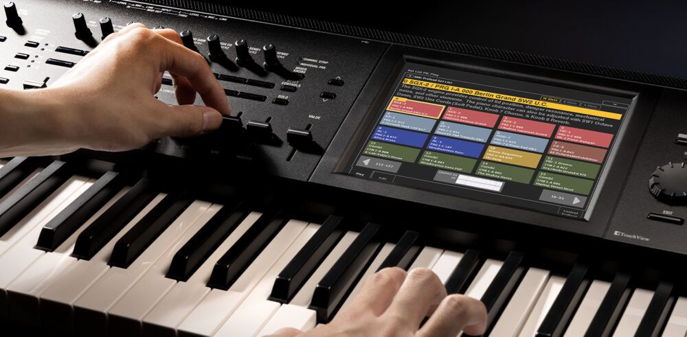 Clavier de piano numérique vu de près, mettant en avant les haut-parleurs intégrés et le panneau de contrôle