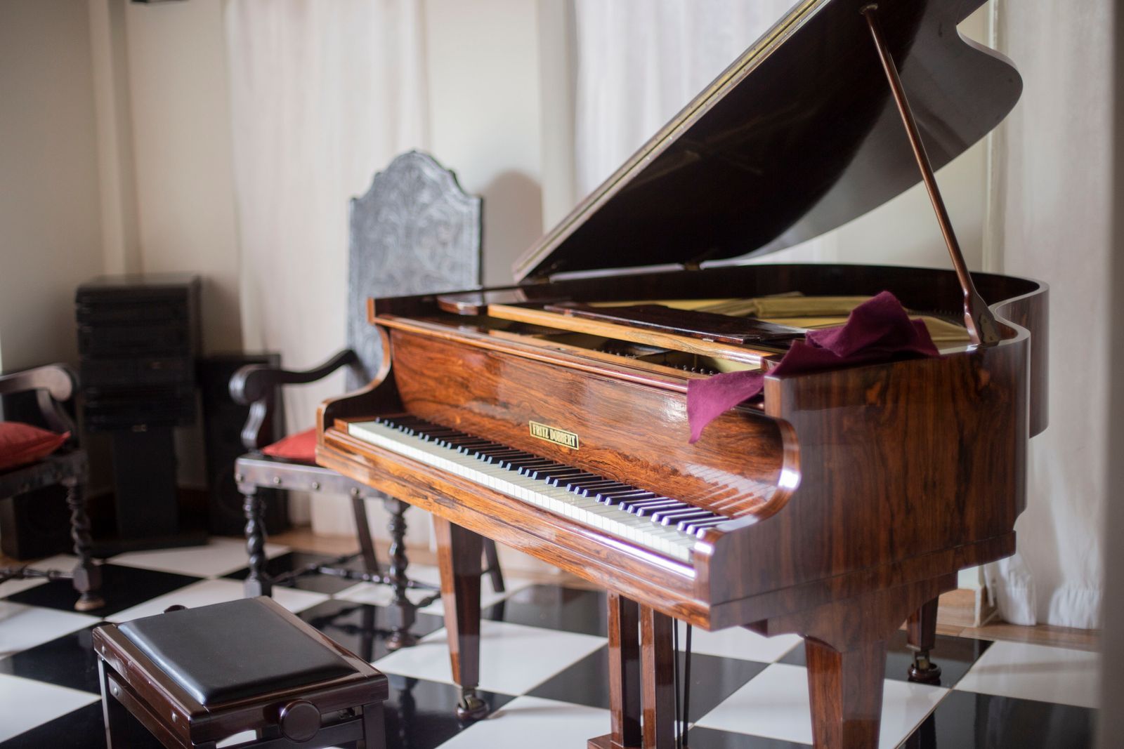 Piano à queue acoustique dans un intérieur élégant