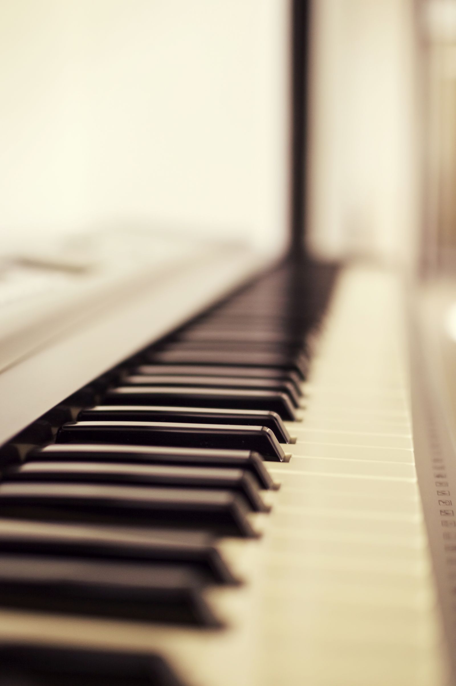 Gros plan sur les touches noires et blanches d'un clavier de piano