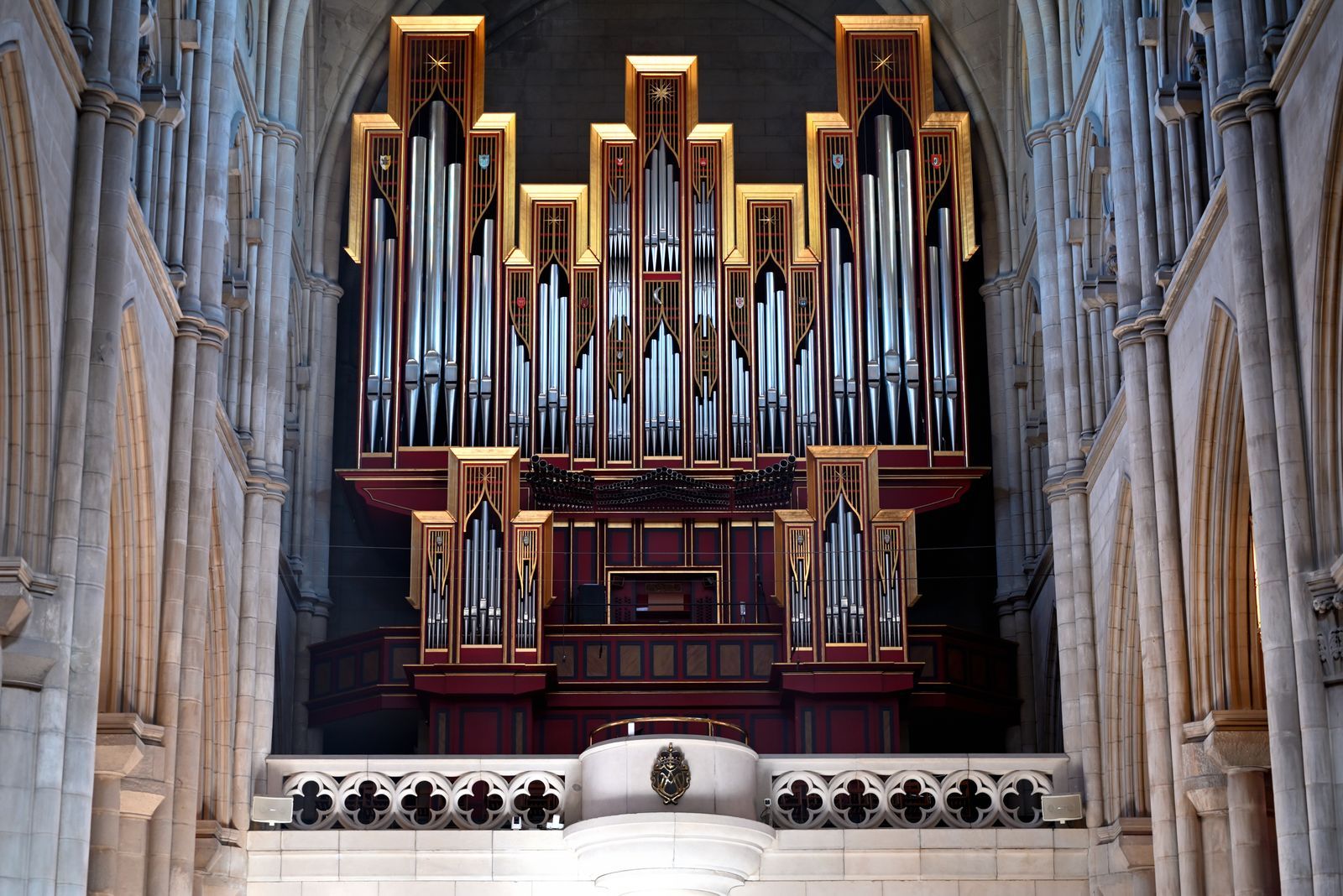 Grand orgue à tuyaux dans une cathédrale gothique, vue de face