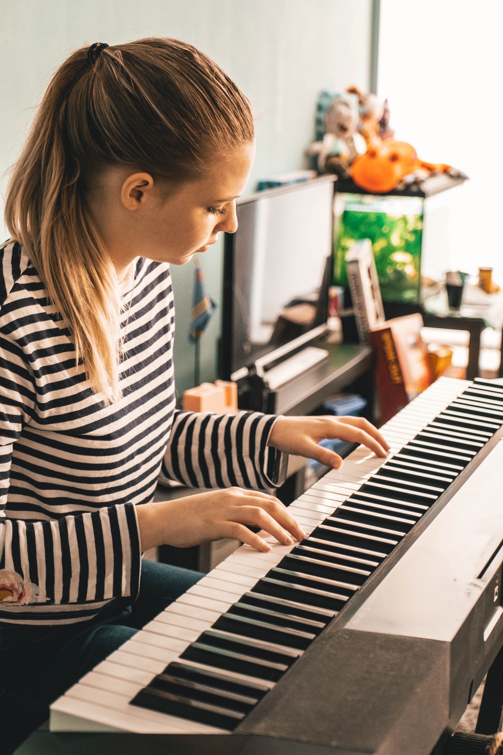 Piano numérique compact installé dans une pièce d'appartement