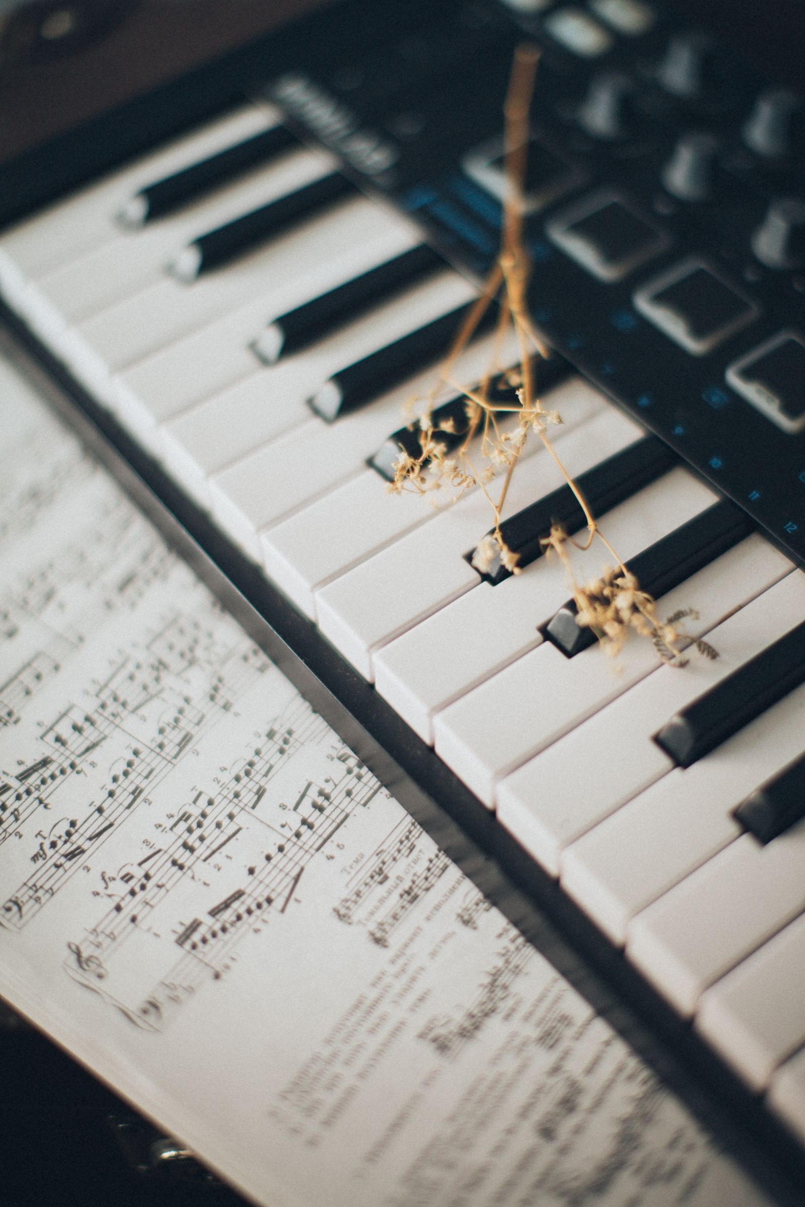 Clavier fin de type synthétiseur posé avec une partition