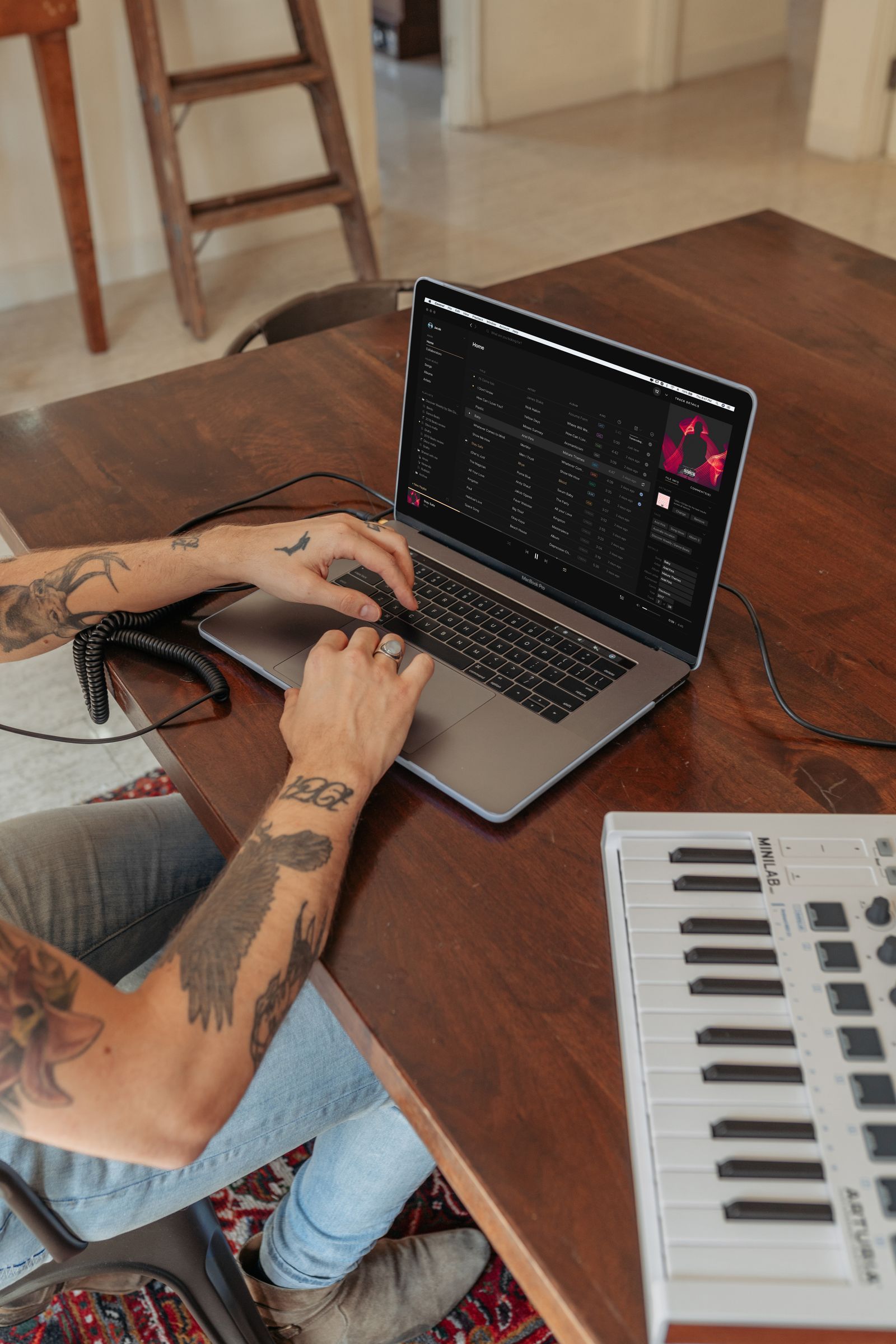 Clavier compact posé à côté d'un ordinateur portable sur une table