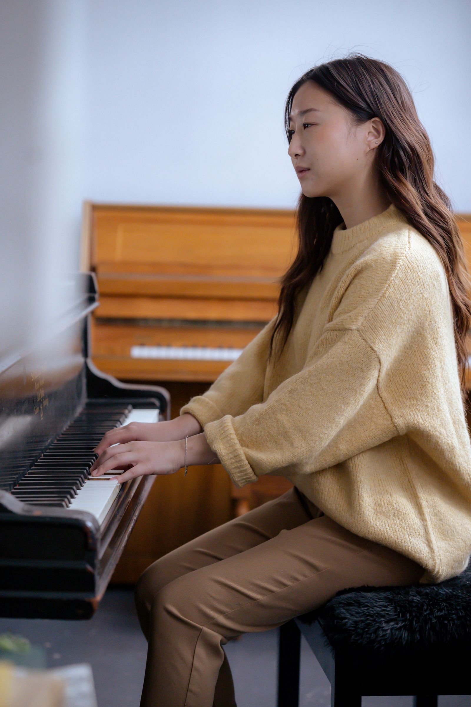 Personne apprenant le piano seule à la maison