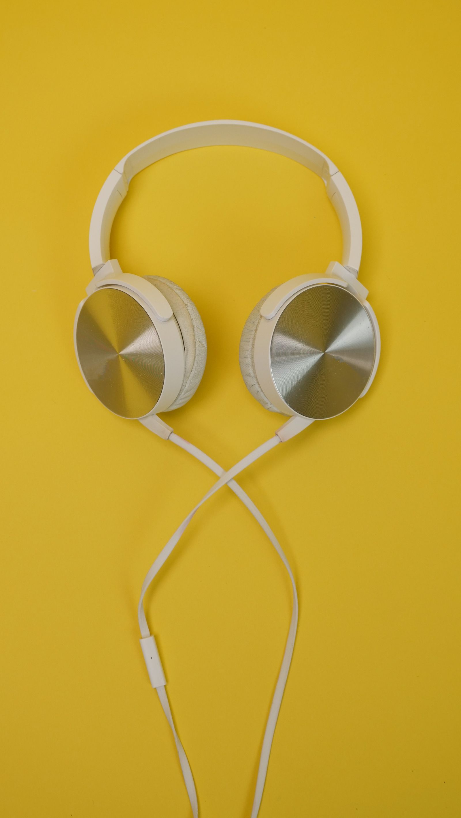 Casque audio posé sur un piano numérique