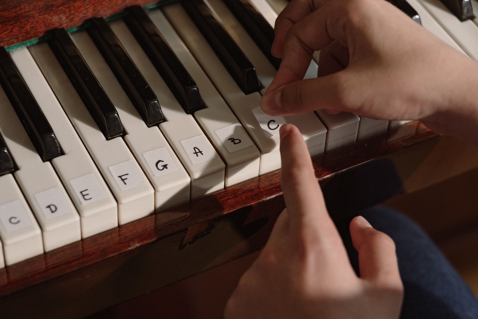 Touches de piano étiquetées avec les noms de notes do, ré, mi, fa, sol, la, si