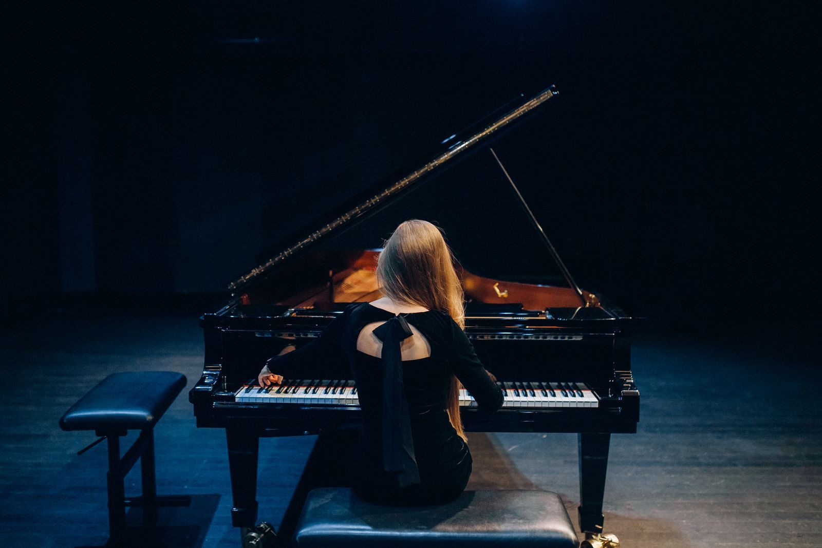 Pianiste jouant sur un piano numérique haut de gamme