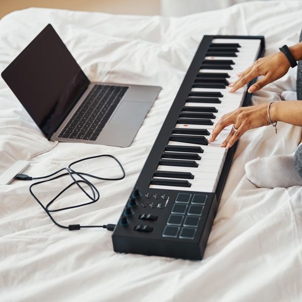 Connectique arrière d'un piano numérique avec ports USB, MIDI DIN et sorties jack