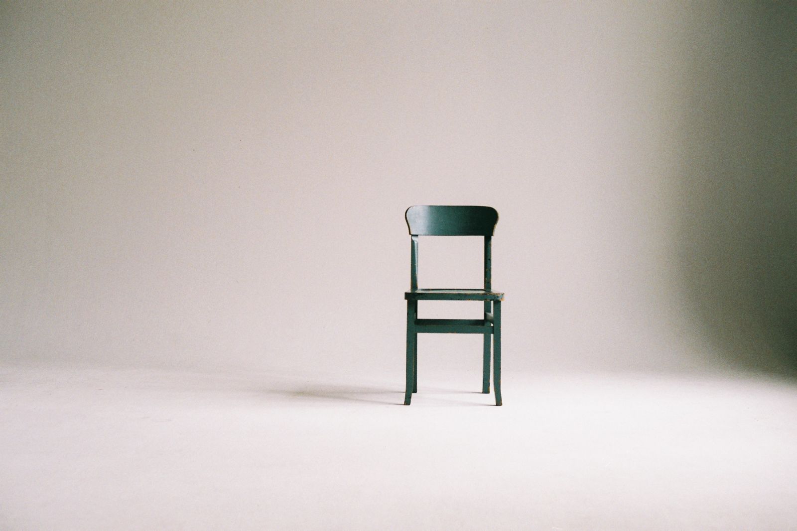 Chaise en bois isolée sur fond clair en studio
