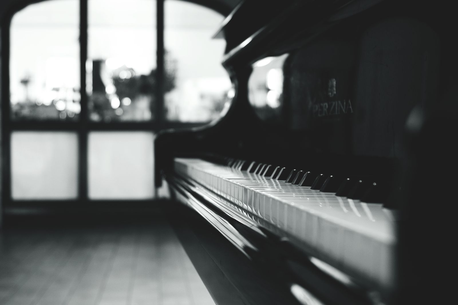 Piano à queue exposé en showroom illustrant le prix des pianos