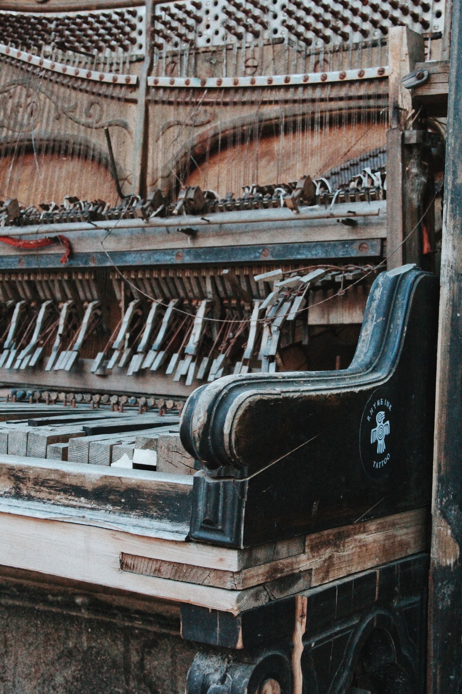 Mécanique interne d'un piano ancien avec marteaux et cordes