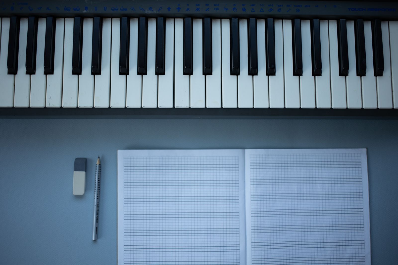 Clavier de piano numérique avec partition ouverte pour travailler le rythme au métronome