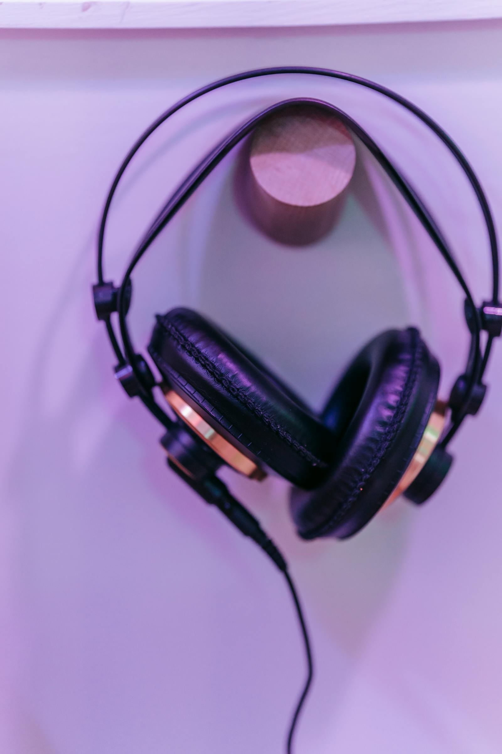 Personne jouant du piano numérique avec un casque