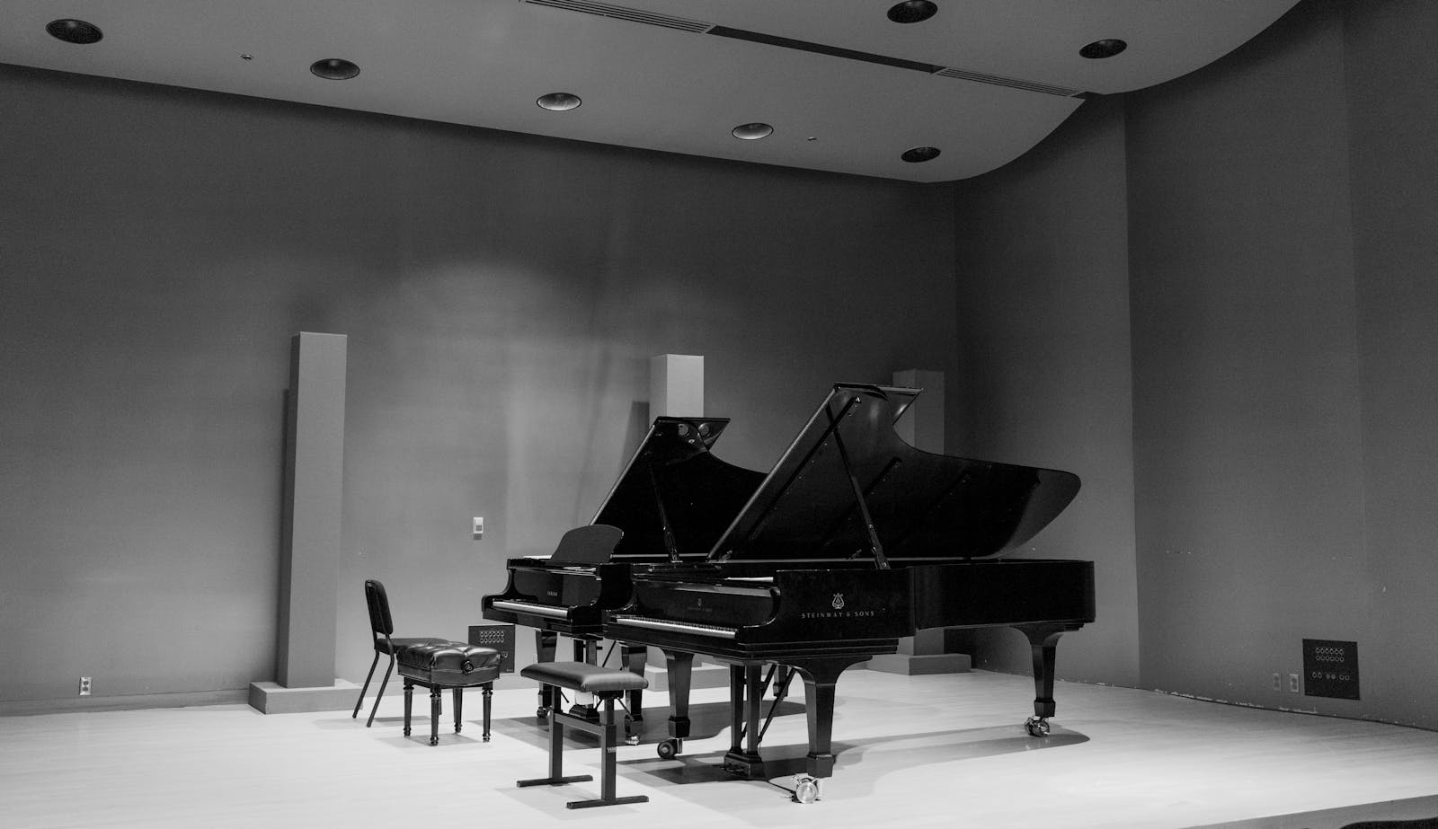 Piano à queue acoustique sur une scène de concert