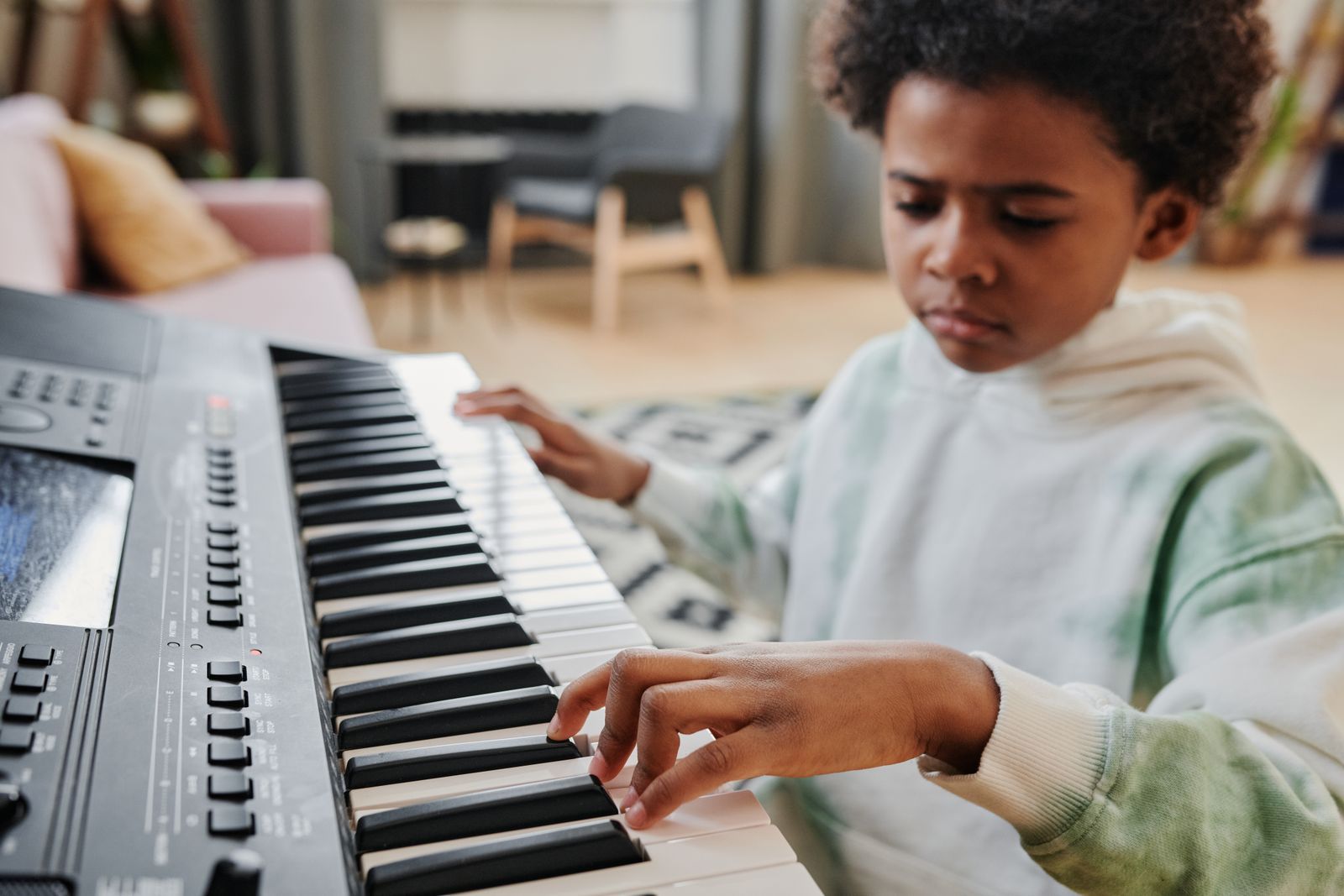 Enfant jouant sur un clavier numérique électronique dans un salon