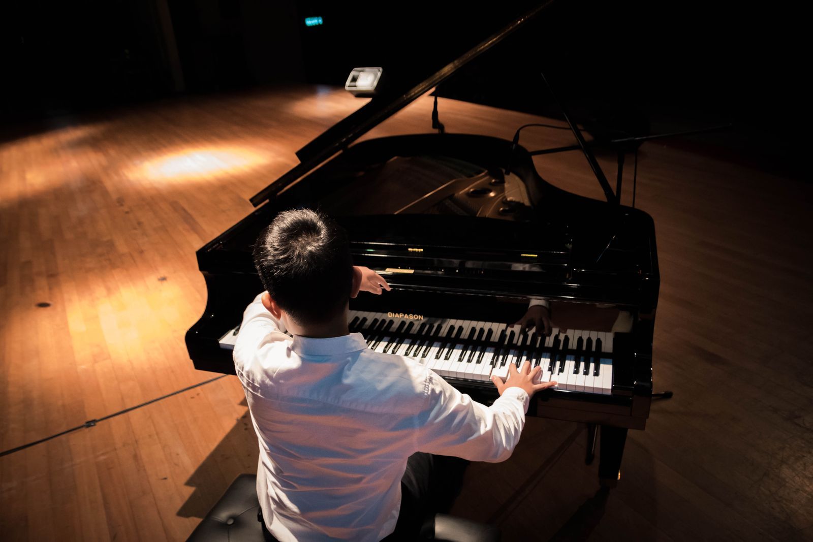 Pianiste jouant sur un piano à queue sur scène