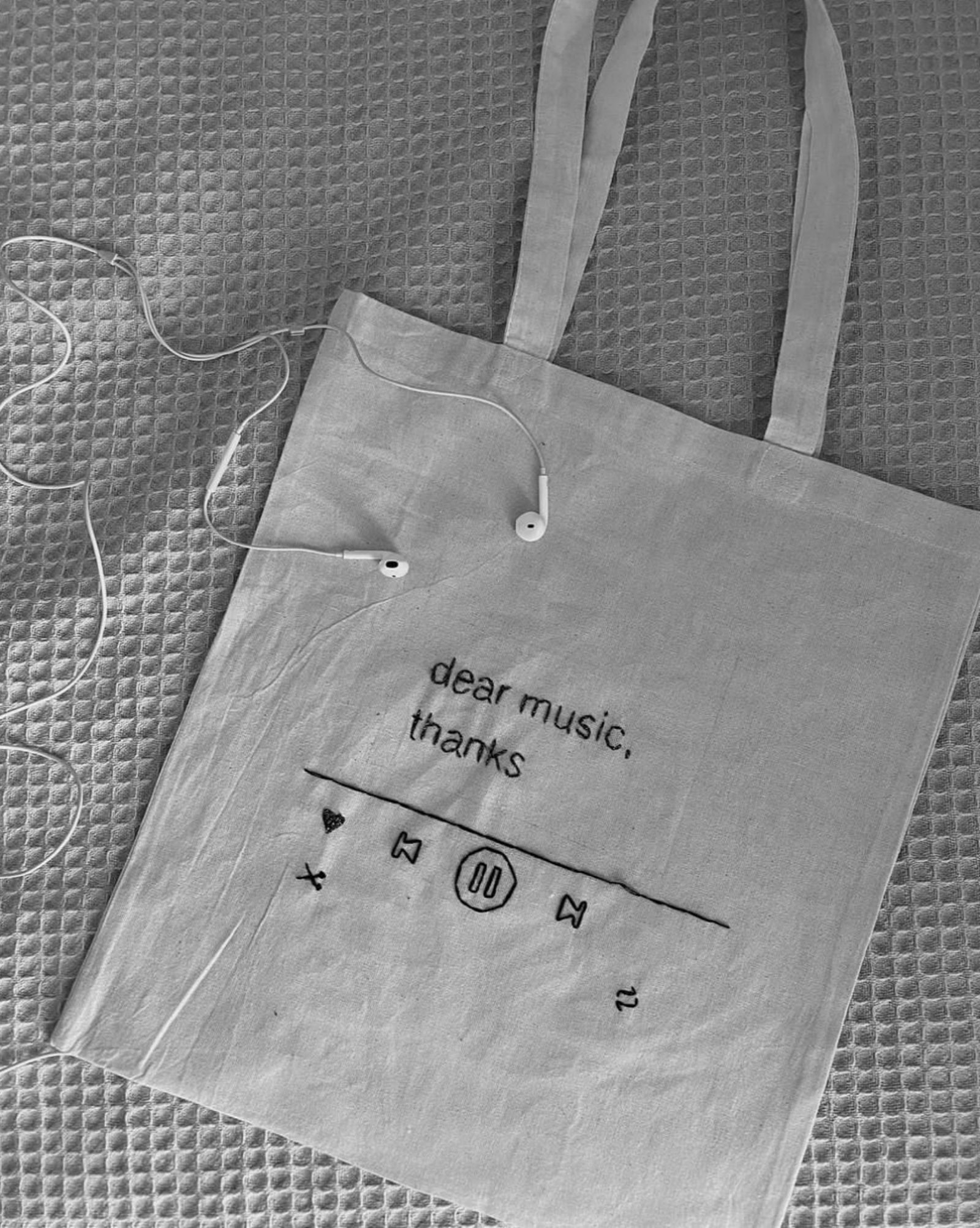 Tote bag sur le thème de la musique posé avec des écouteurs