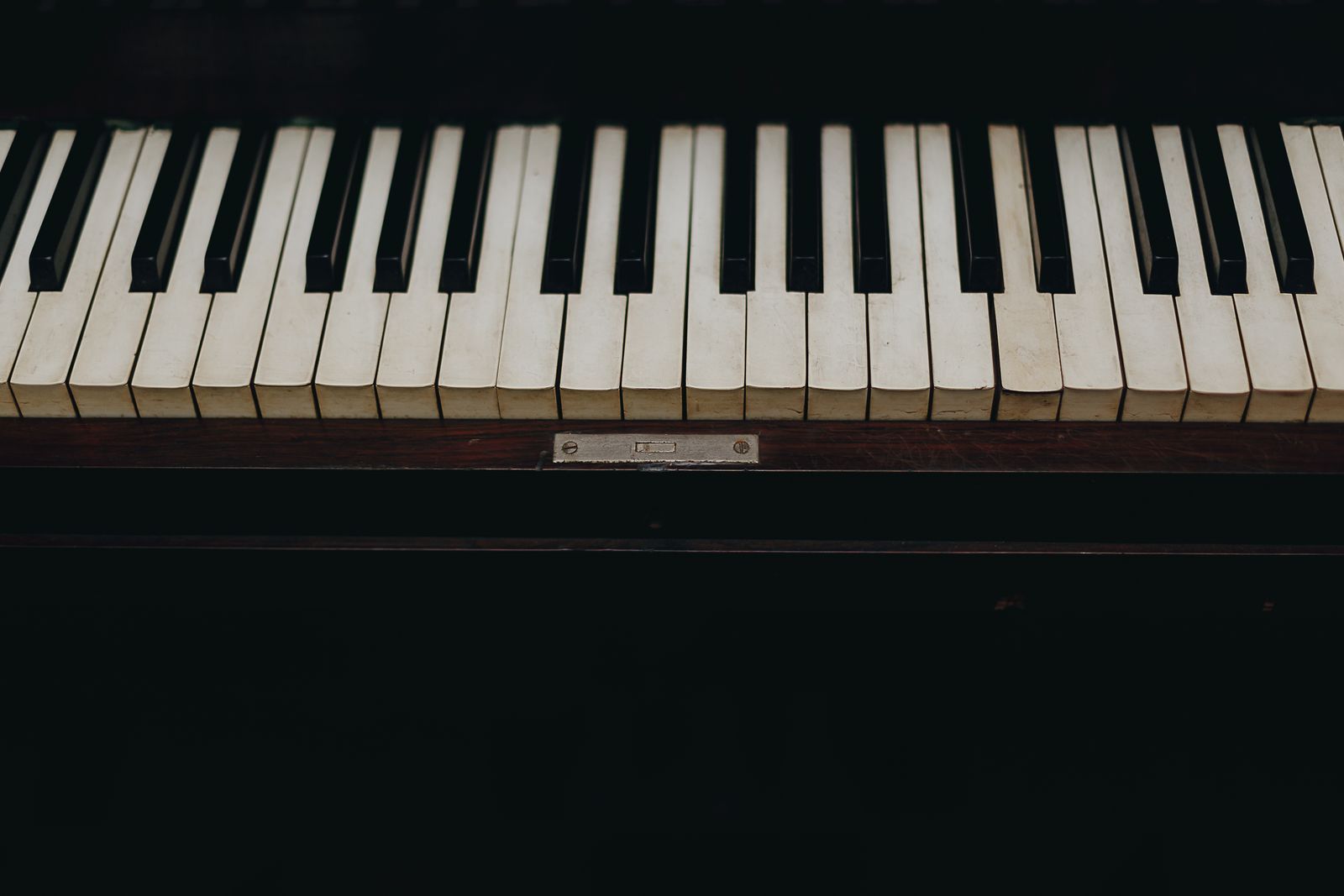 Clavier de piano vu de face dans une lumière tamisée