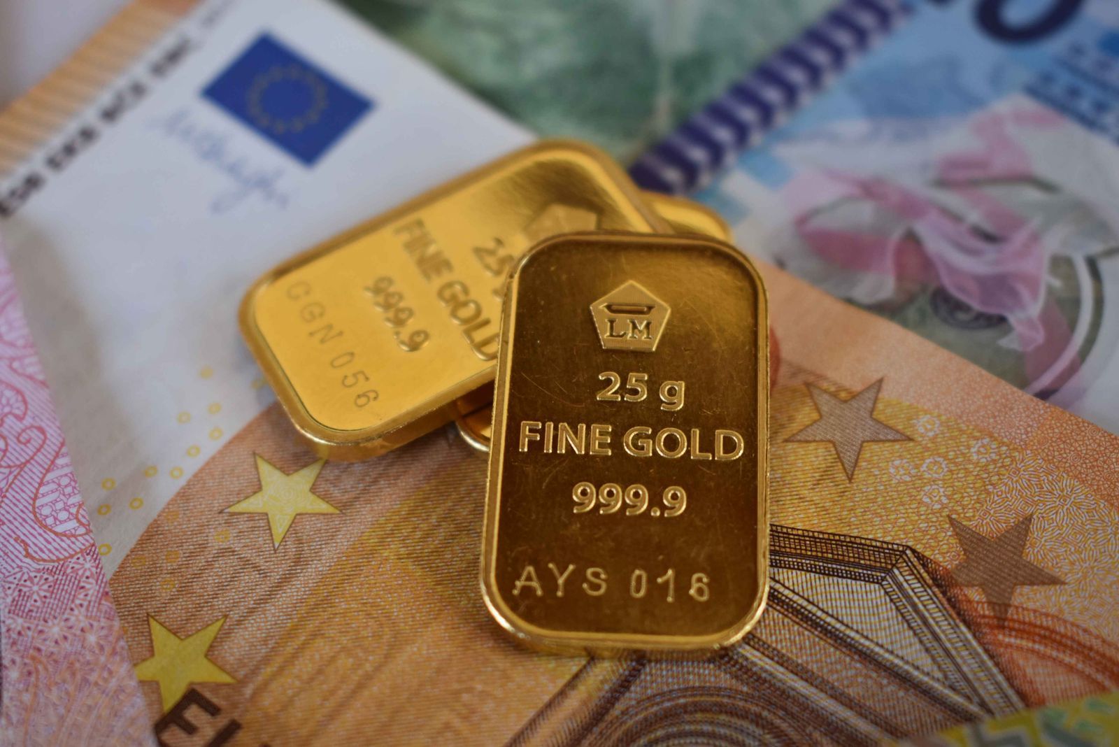 Lingots d'or posés sur des billets en euros symbolisant l'investissement