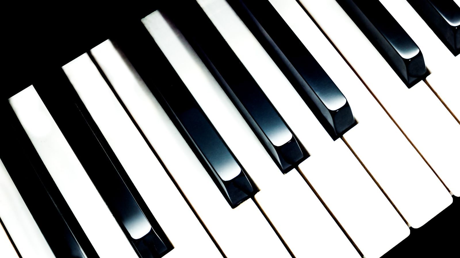 Gros plan contrasté sur les touches noires et blanches d'un clavier