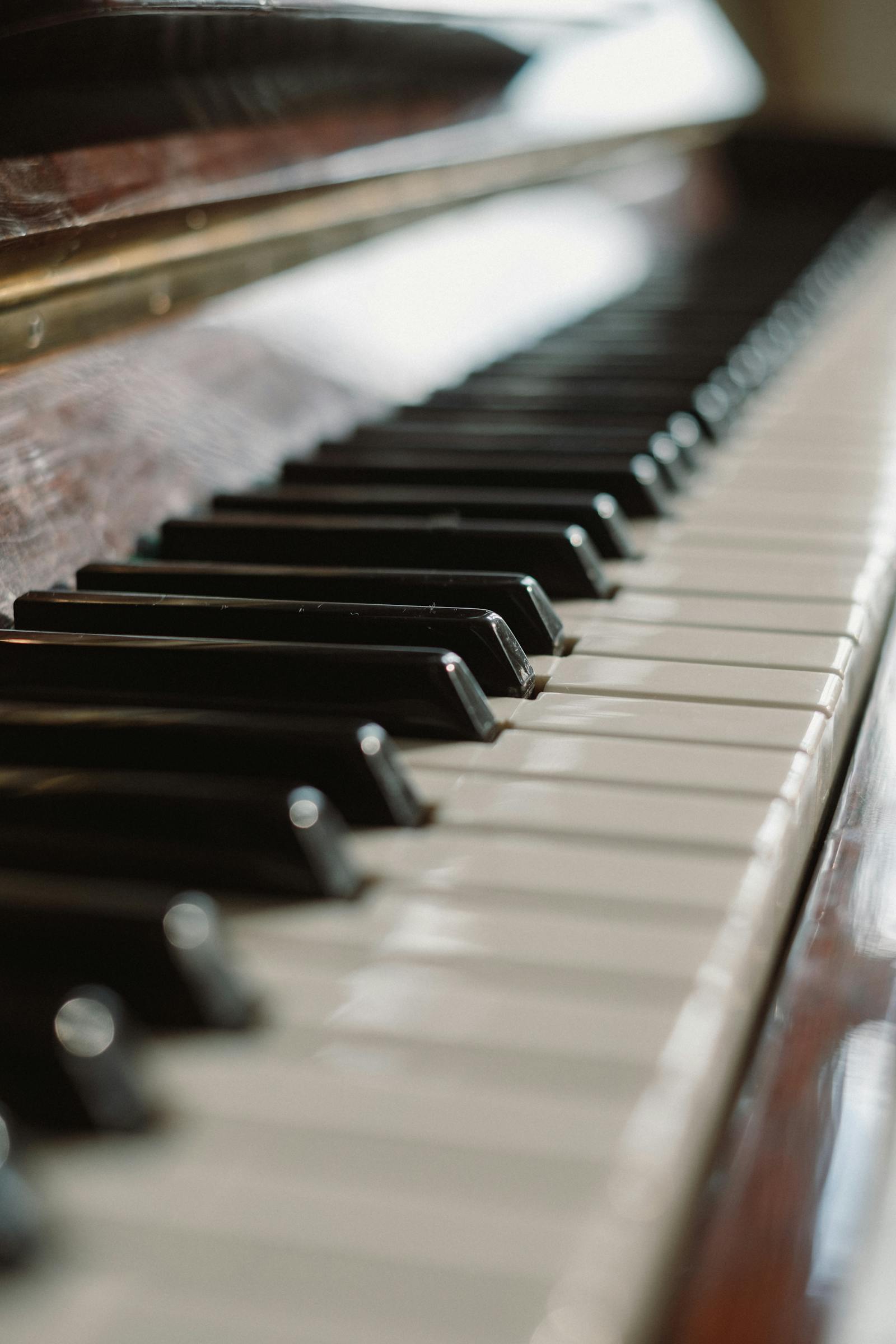 Gros plan sur les touches noires et blanches d'un piano