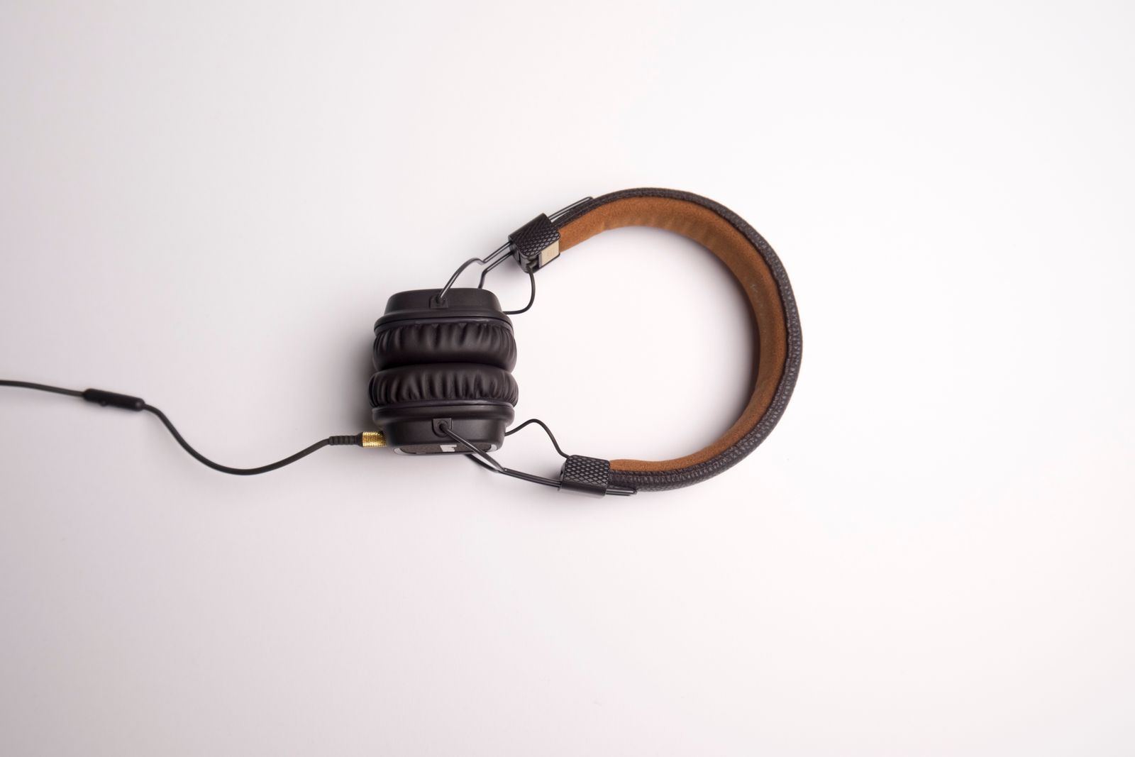 Casque circum-aural noir sur fond neutre