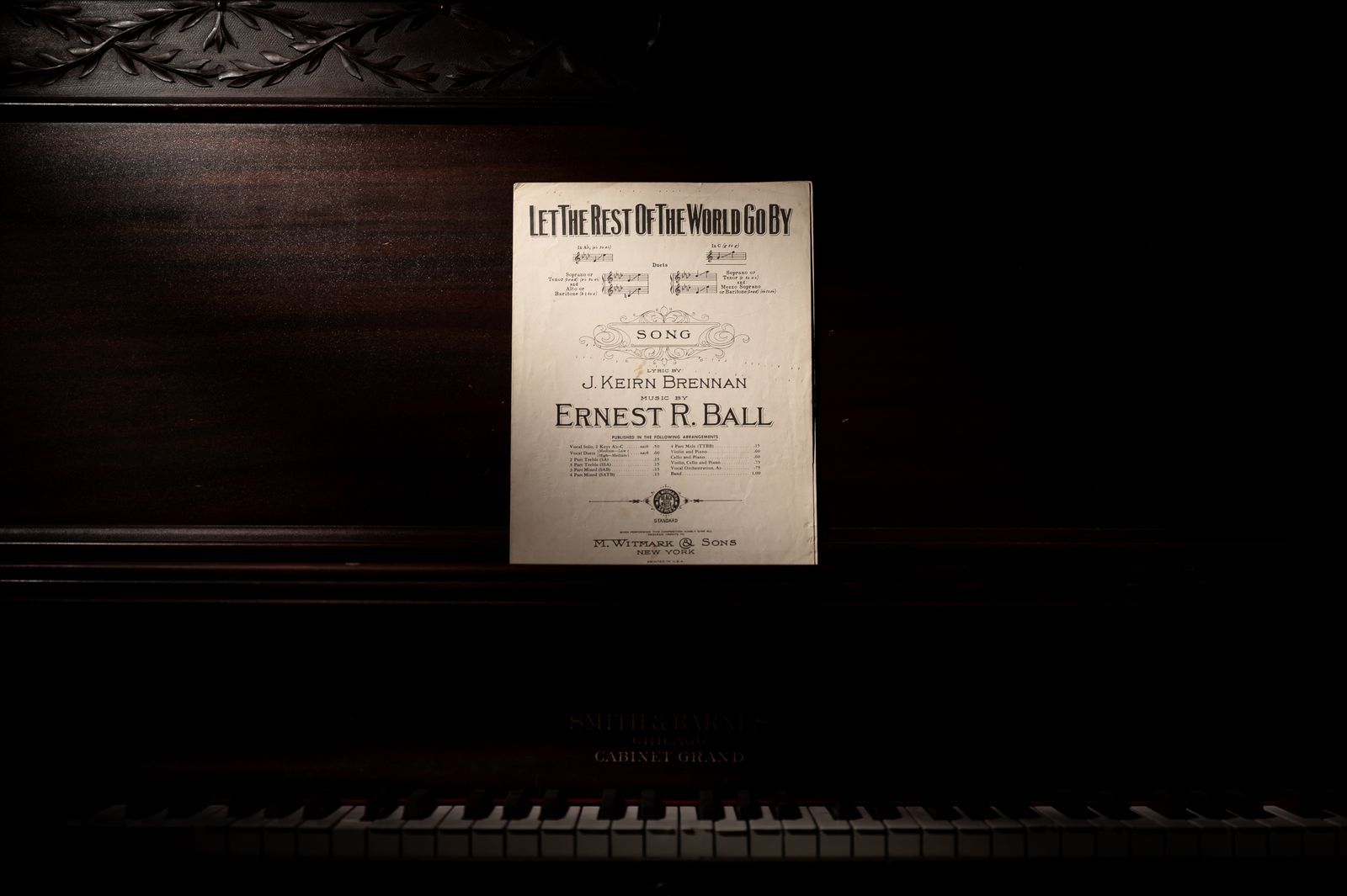 Partition ancienne posée sur un piano d'époque en bois sombre