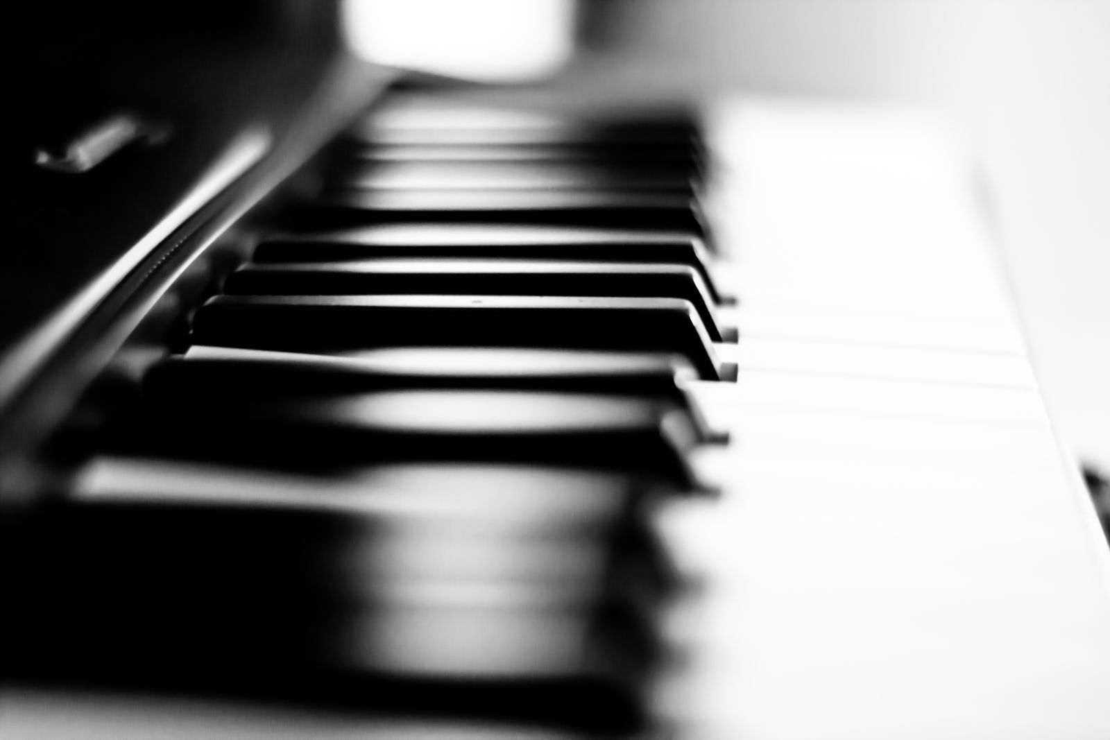 Inspection des touches d'un piano numérique d'occasion
