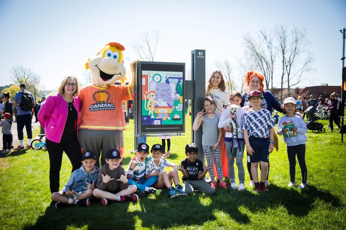 Valérie Trudel et les élèves participant à l'exposition «Coeur d'enfant» par Petit Strudel.