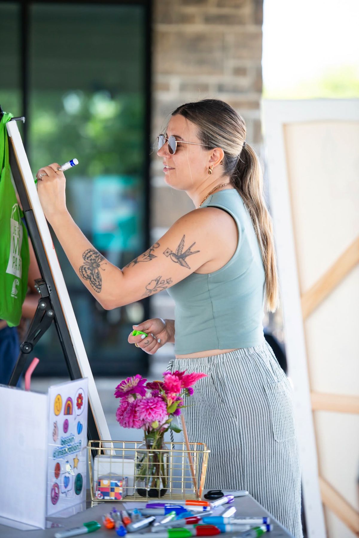 Portrait de Valérie Trudel, alias Petit Strudel, lors d'un atelier de dessin.