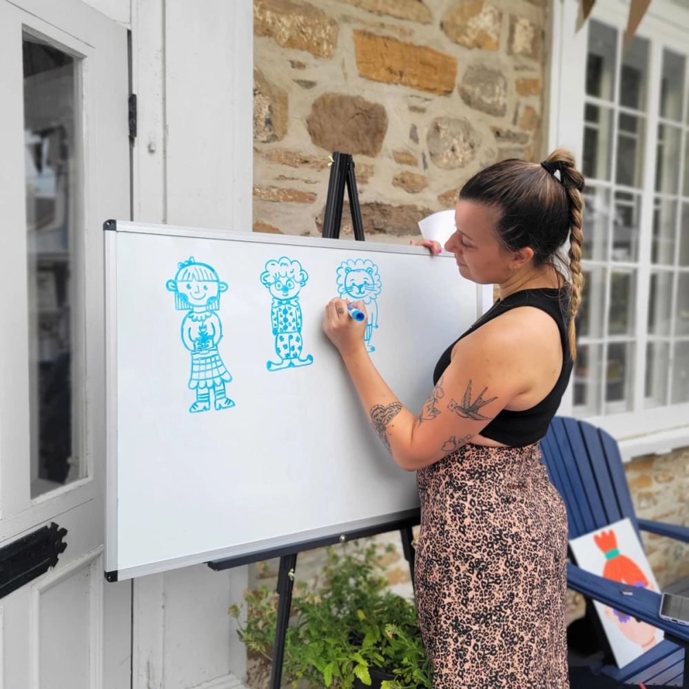 Valérie Trudel, alias Petit Strudel, donnant un atelier créatif à la Maison Le Pailleur à Châteauguay.